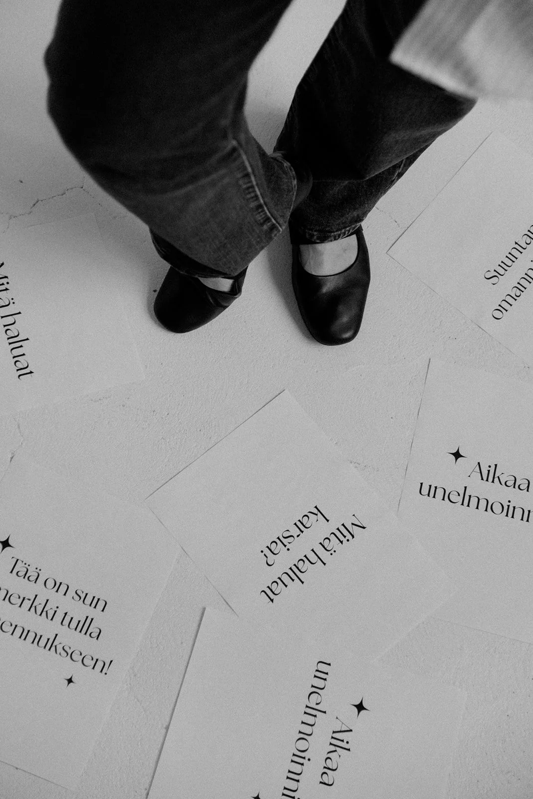 Heartiven brändikuvaus, yrittäjä seisoo lattialla paperilappujen keskellä.