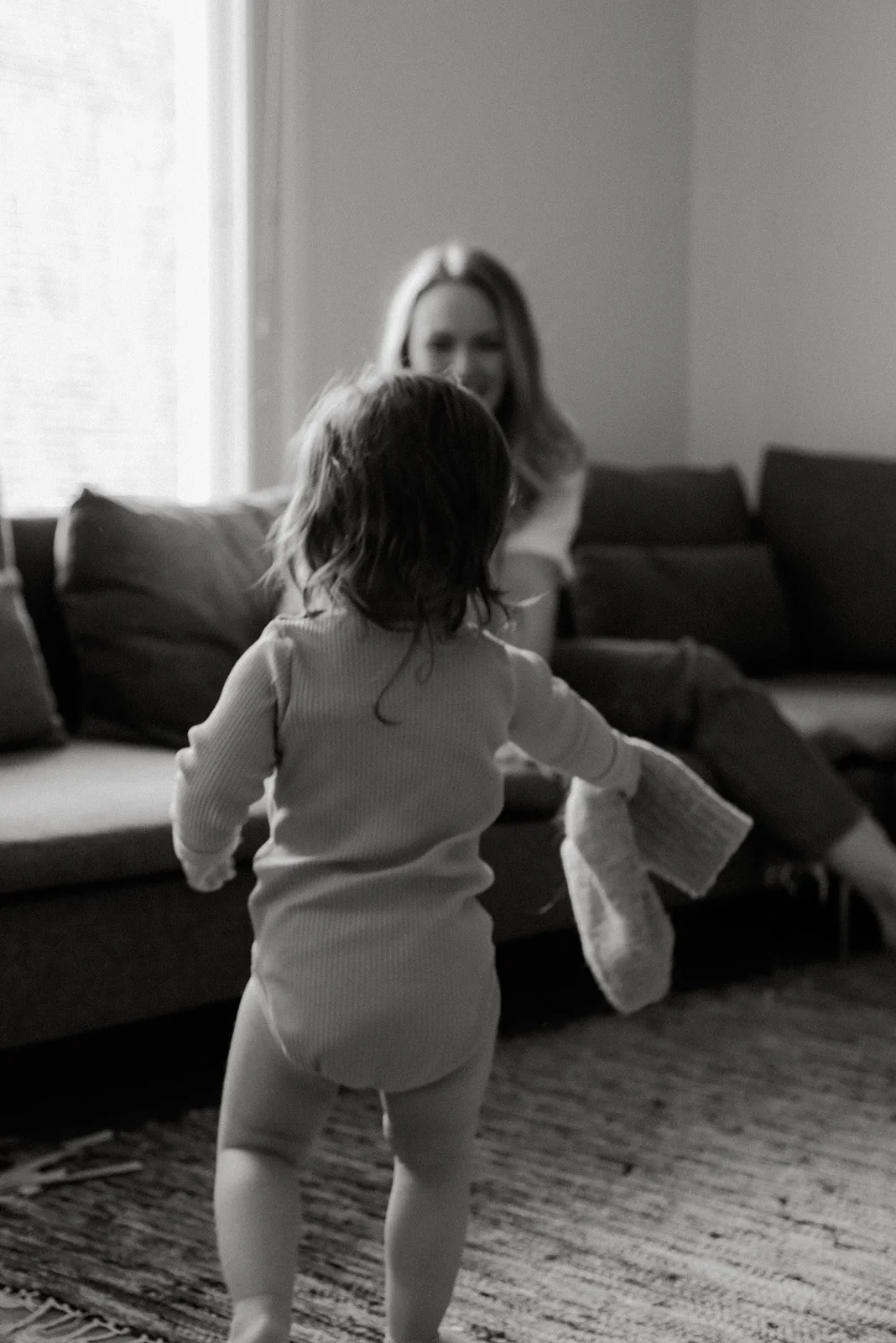 Äiti ja lapset rennosti kuvattavana kotona.