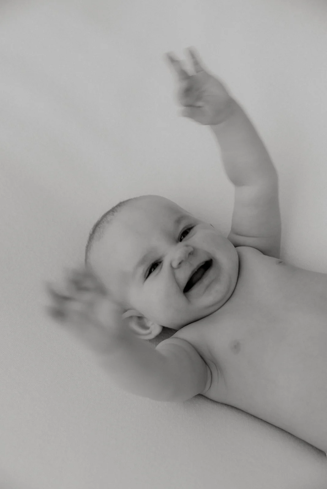 Onnellinen vauva lähikuvassa. Kuvattu Heidi Väisäsen studiolla.