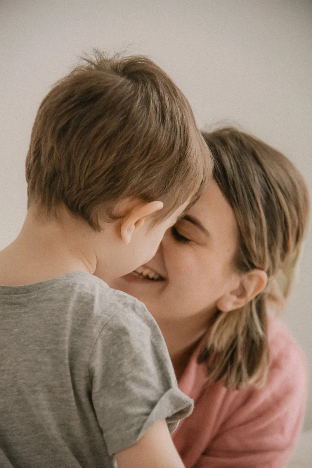 Heidi Väisänen kuvaa äitiä ja lasta kotona.