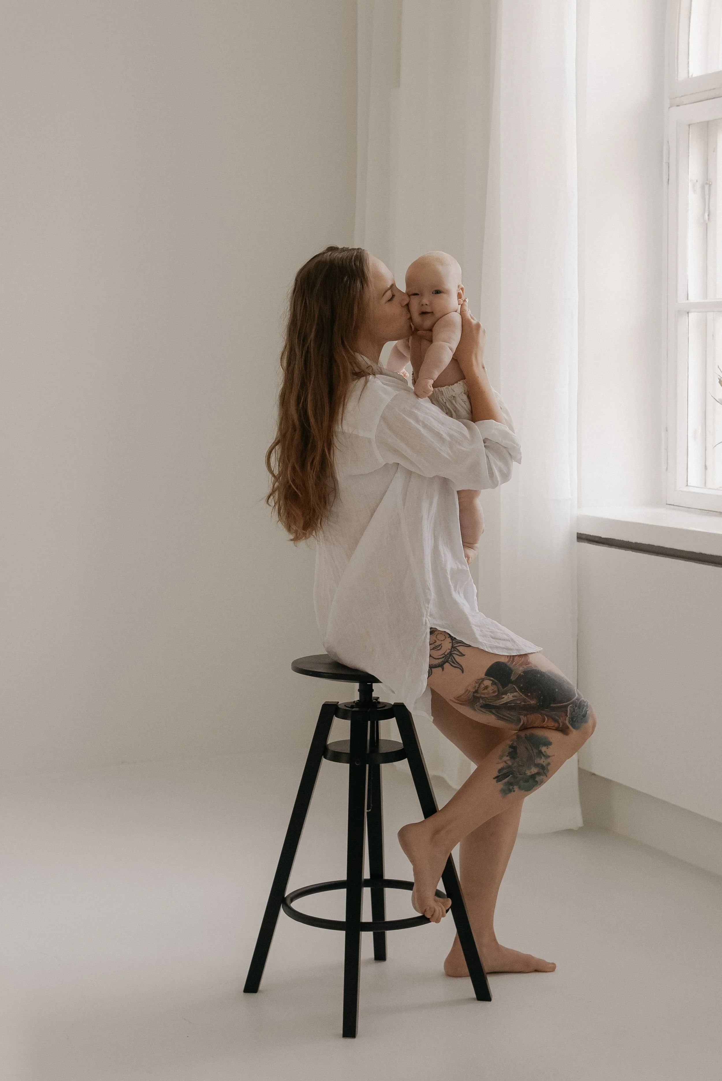 Vaalea studio miljöönä äiti-lapsikuvauksessa.