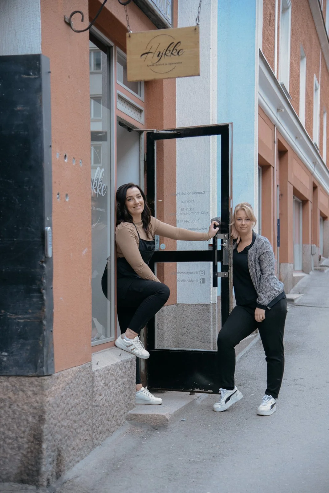 Hykken brändikuvaus, kampaajat liiketilan edustalla.