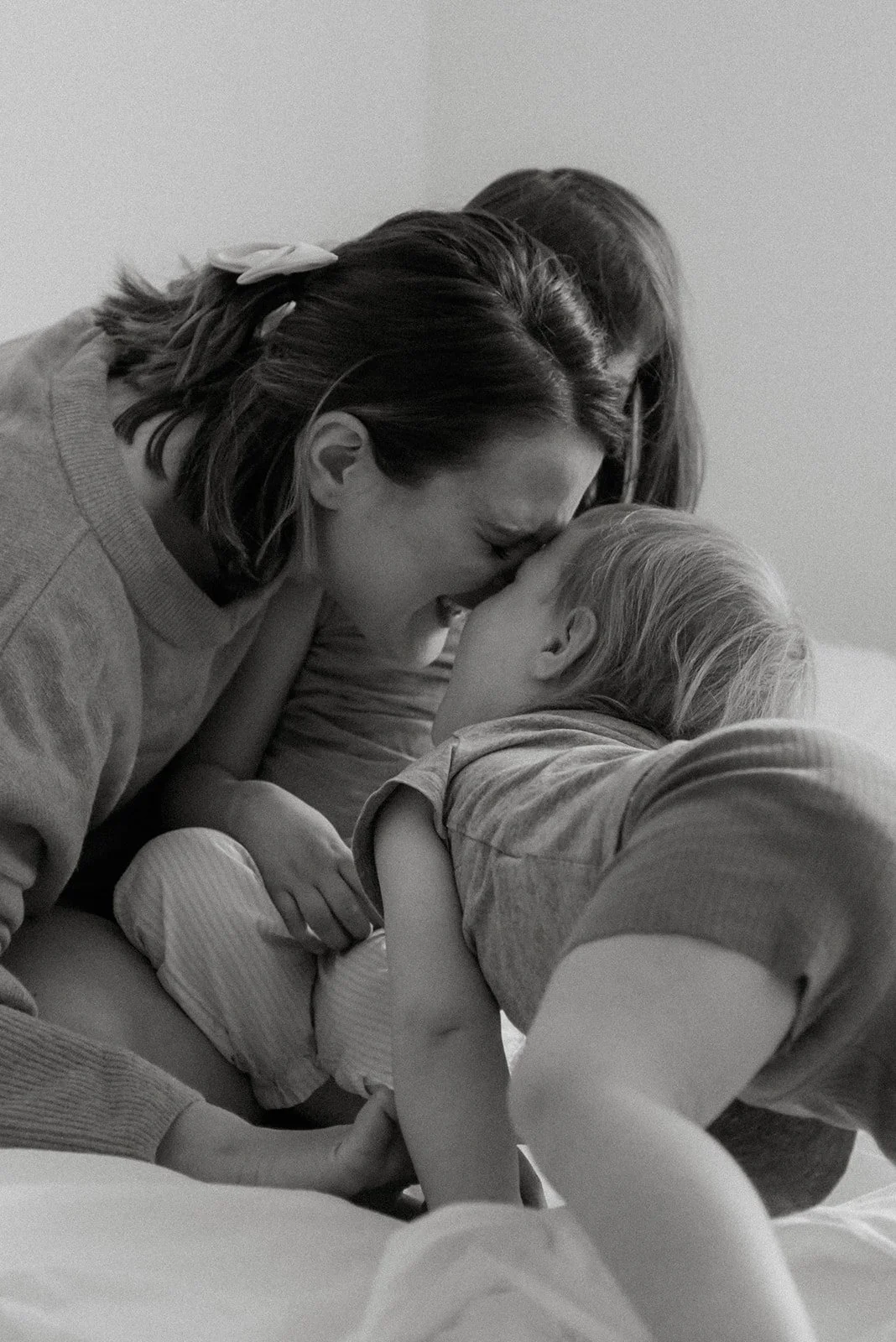 Iloinen äiti leikkii yhdessä lastensa kanssa. Perhekuvaus Vantaa.