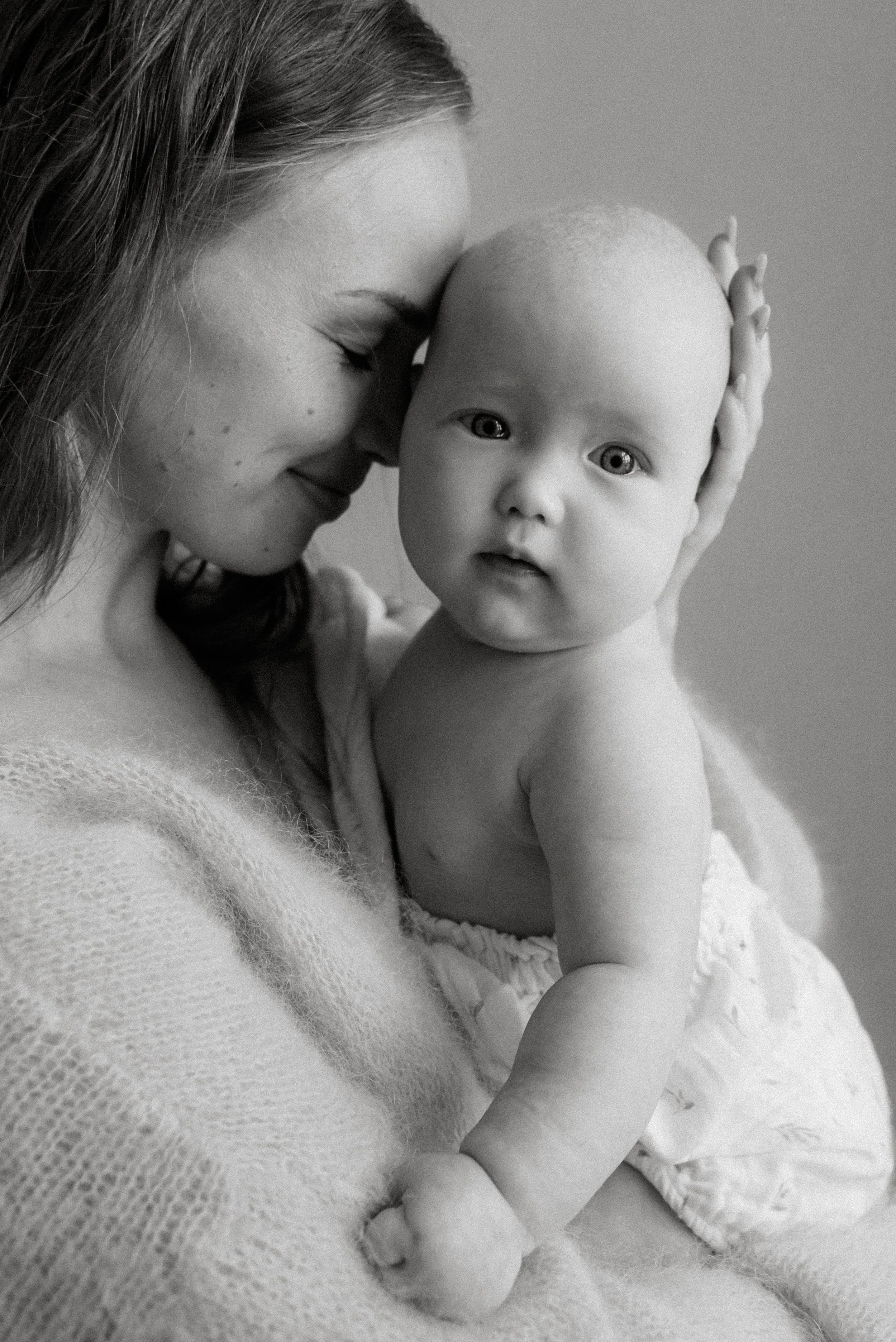 Heidi Väisänen kuvaa äitiä ja lasta studiollaan Keravalla.