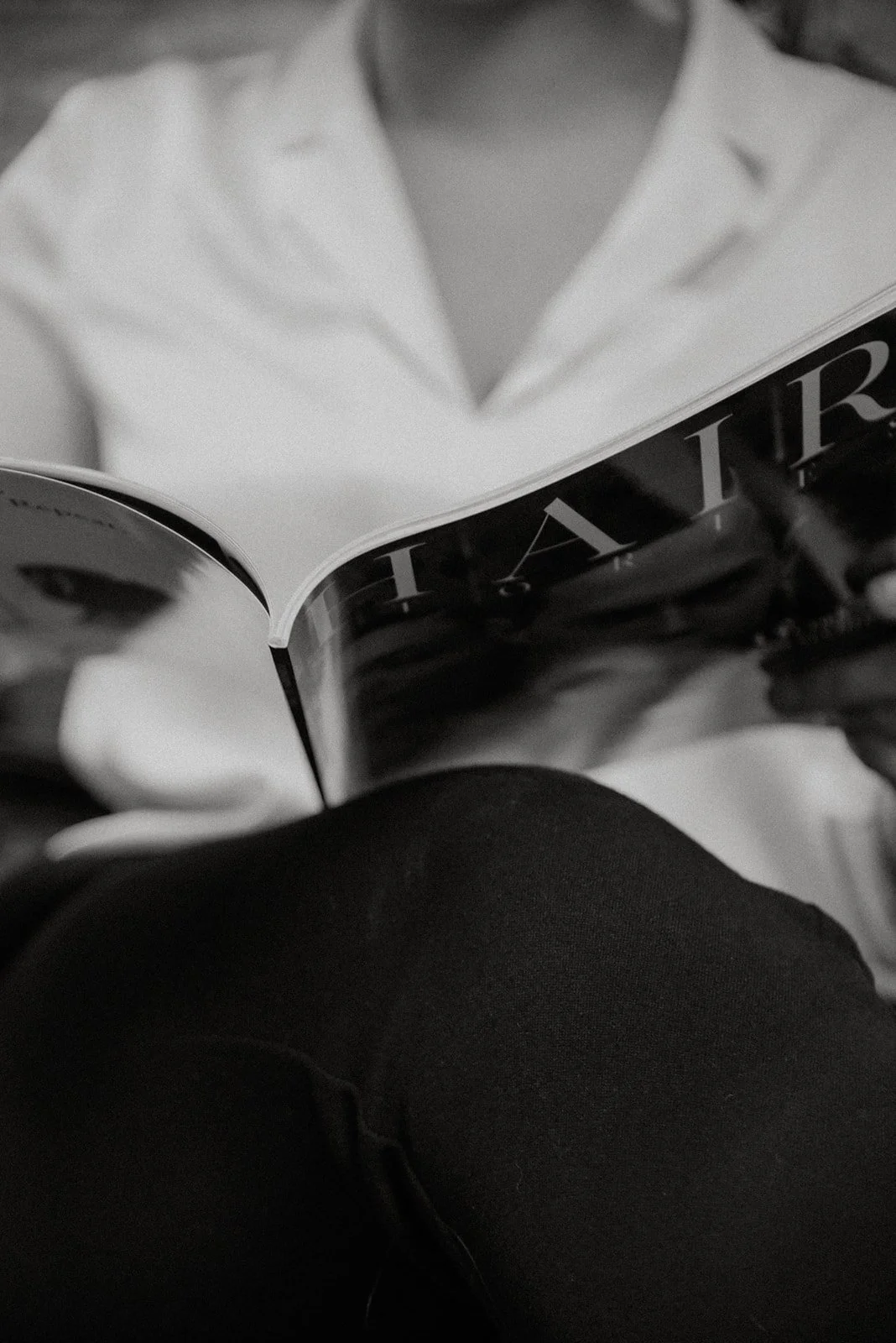 Mustavalkoinen lähikuva lehdestä kampaamossa.