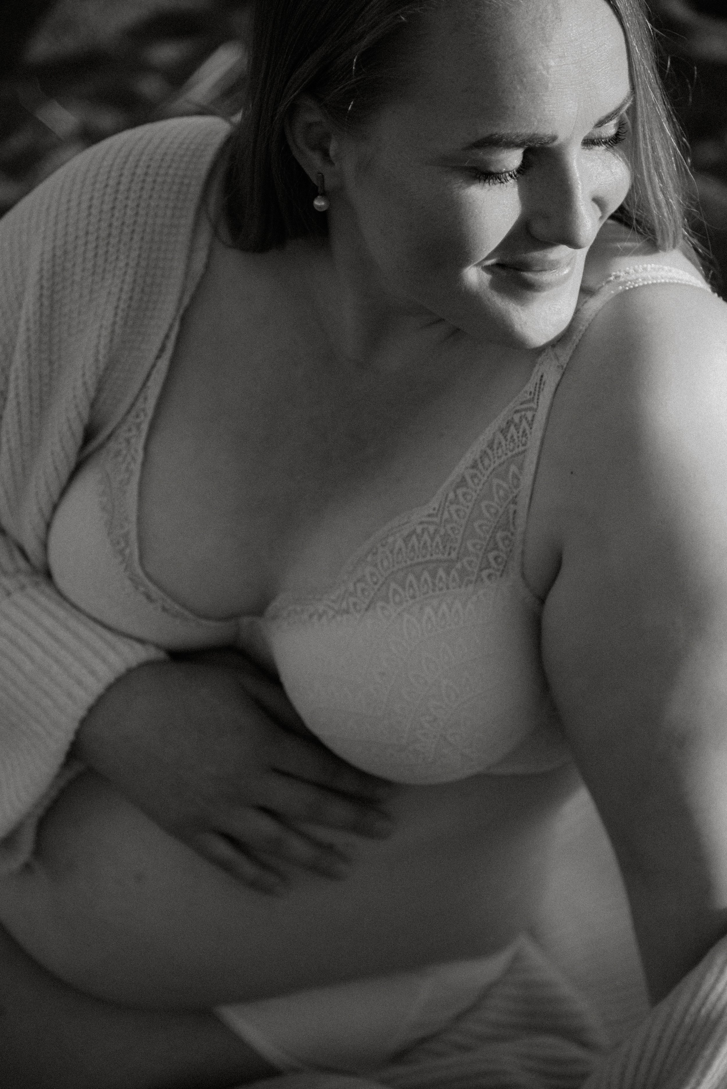 Hehkeä äiti poseeraa odotuskuvassa.