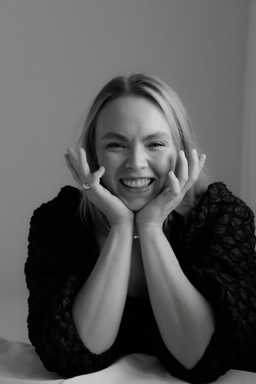 Mustavalkoinen henkilökuva naisyrittäjä Jenni Boughanmista.