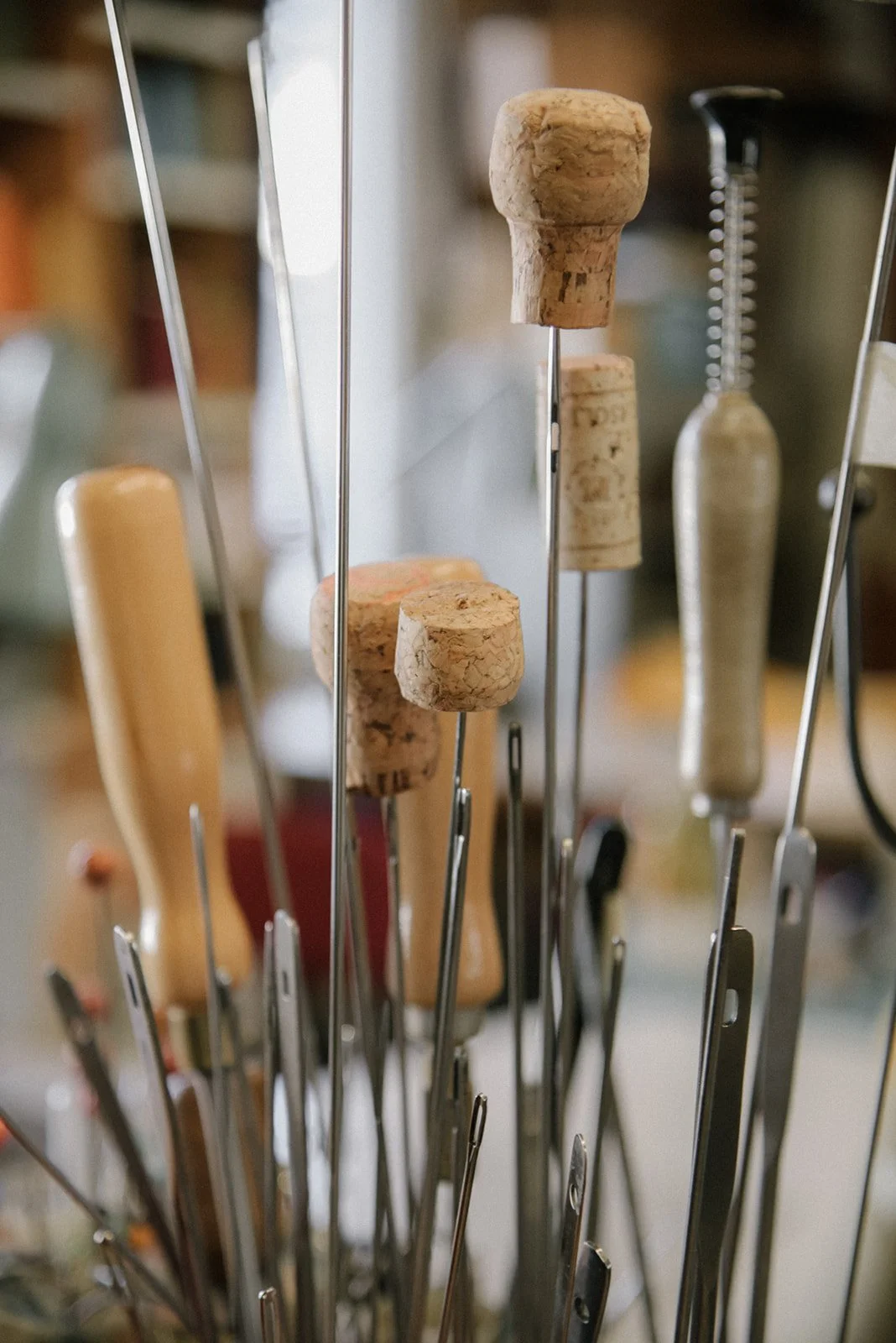 Heidi Väisäsen ottama kuva erilaisista verhoomon työkaluista.