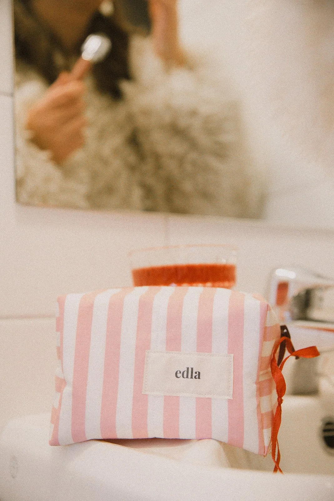 Edlan tuotekuva meikkipussista. Kuvannut brändikuvaaja Heidi Väisänen.