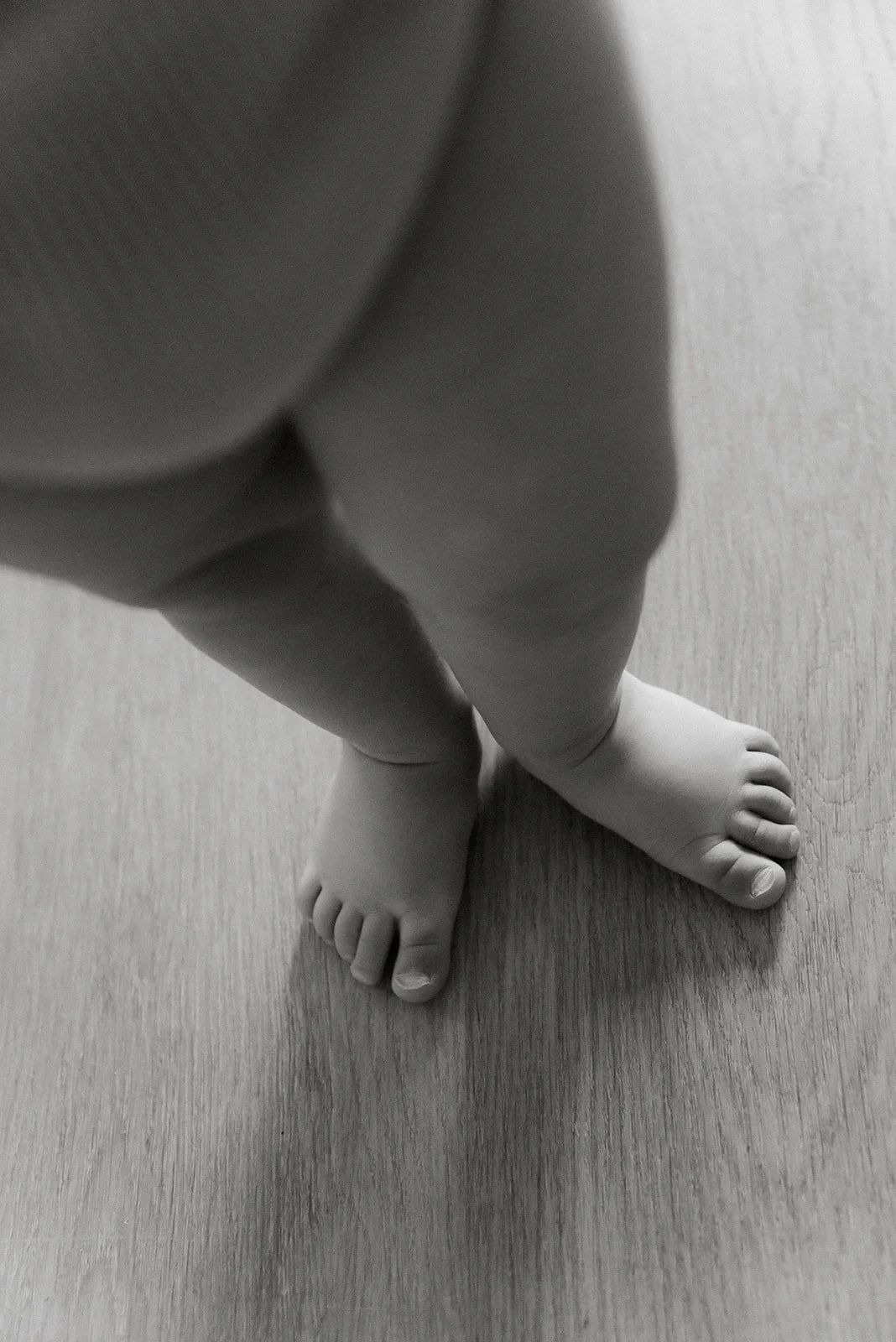 Pienen taaperon jalat mustavalkoisessa kuvassa.