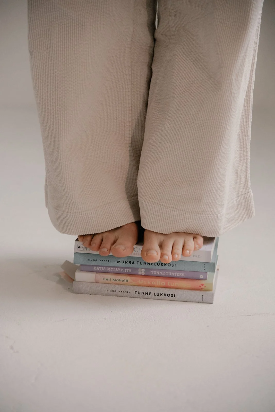 Vaumiin brändikuvaus, yrittäjä seisoo kirjapinon päällä.