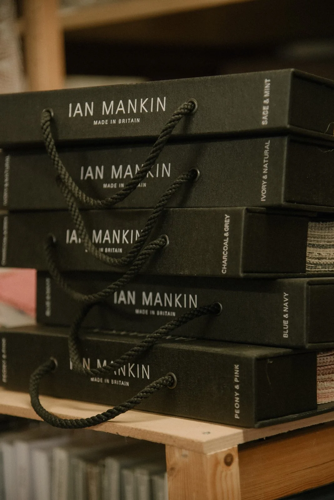 Erilaisia kangasmalleja pinossa.