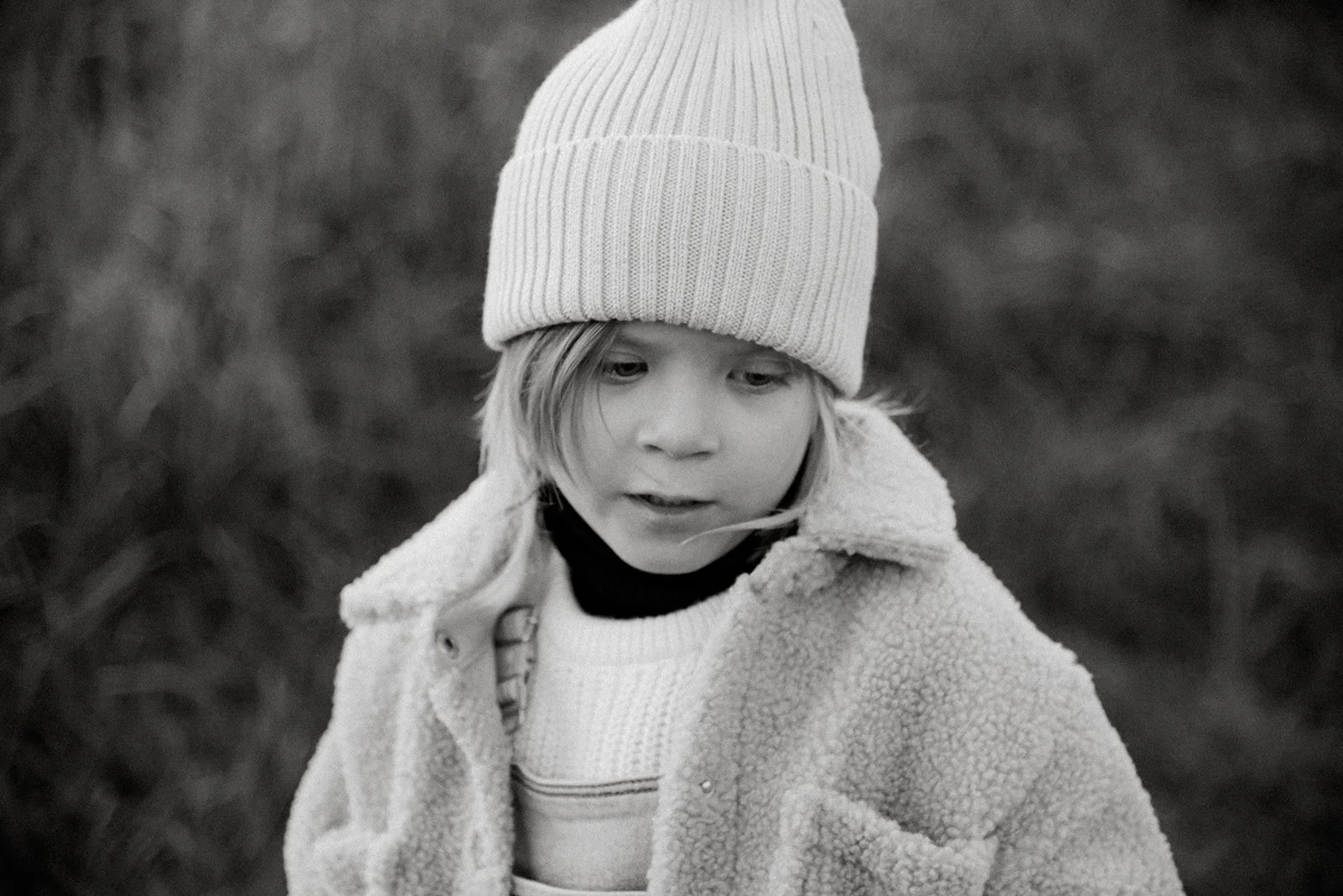 Mustavalkoinen lapsikuva.