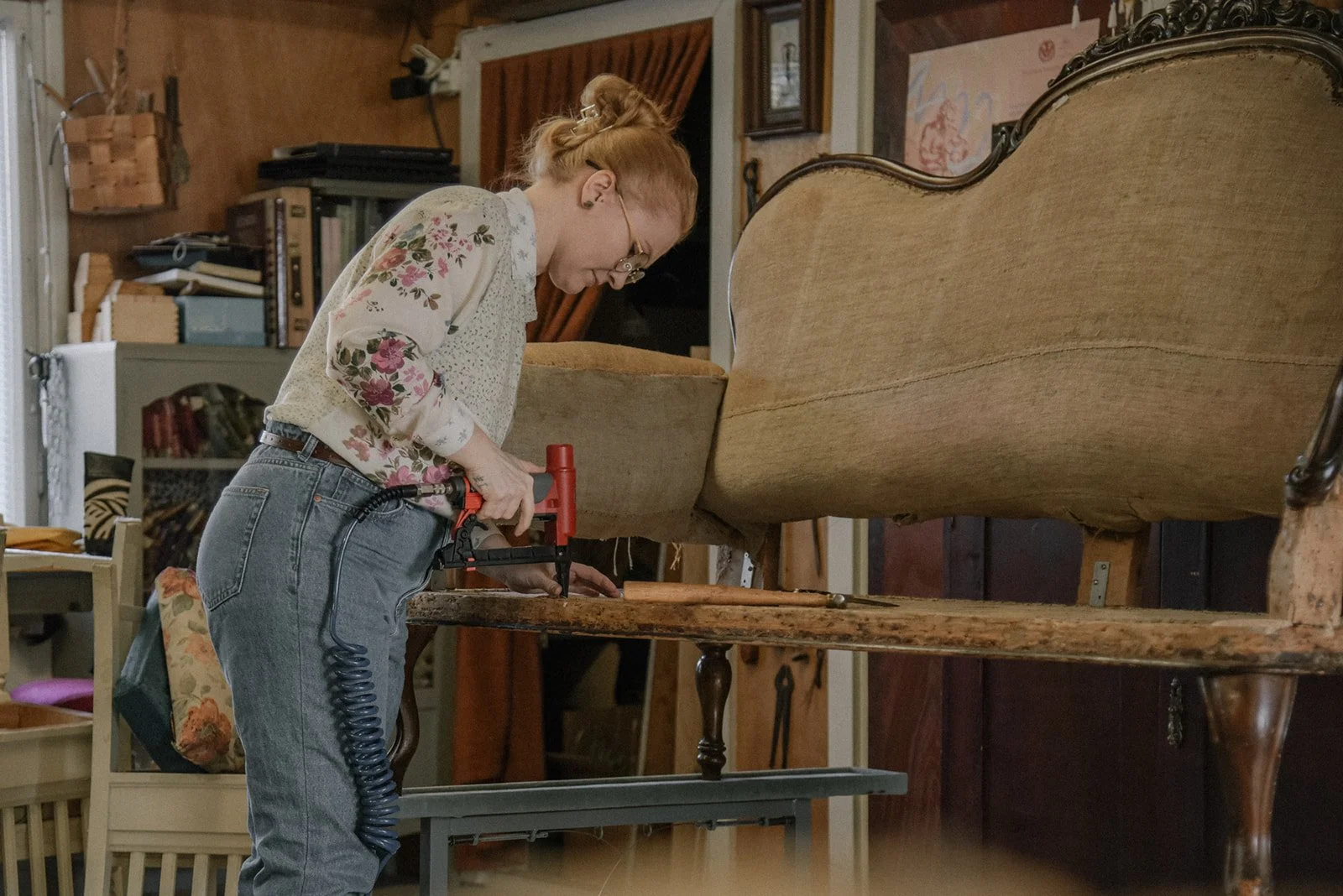 Verhoiluliike Eklundin yrittäjä työssään. Kuvannut yrityskuvaaja Heidi Väisänen.