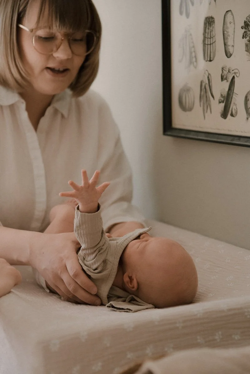 Valoisassa kuvassa vauva hoitopöydällä. Vauvakuvaus kotona.