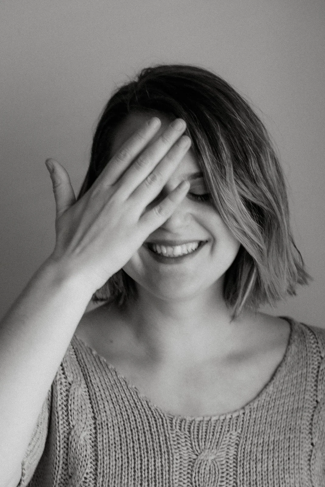 Mustavalkoinen lähikuva äidistä. Kuvaus asiakkaan kotona.