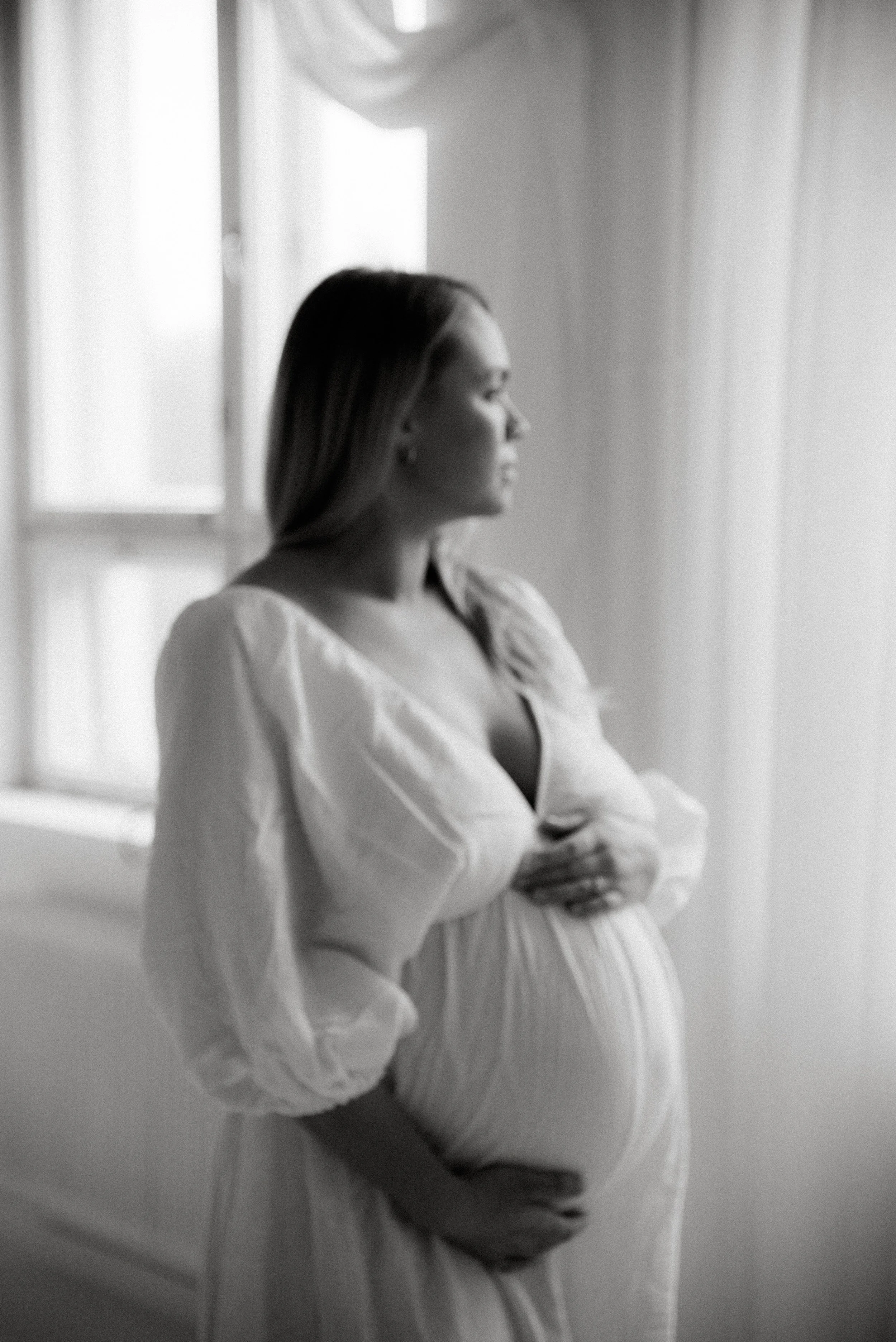 Odottava äiti odotusajankuvassa studion lainavaatteet yllään.