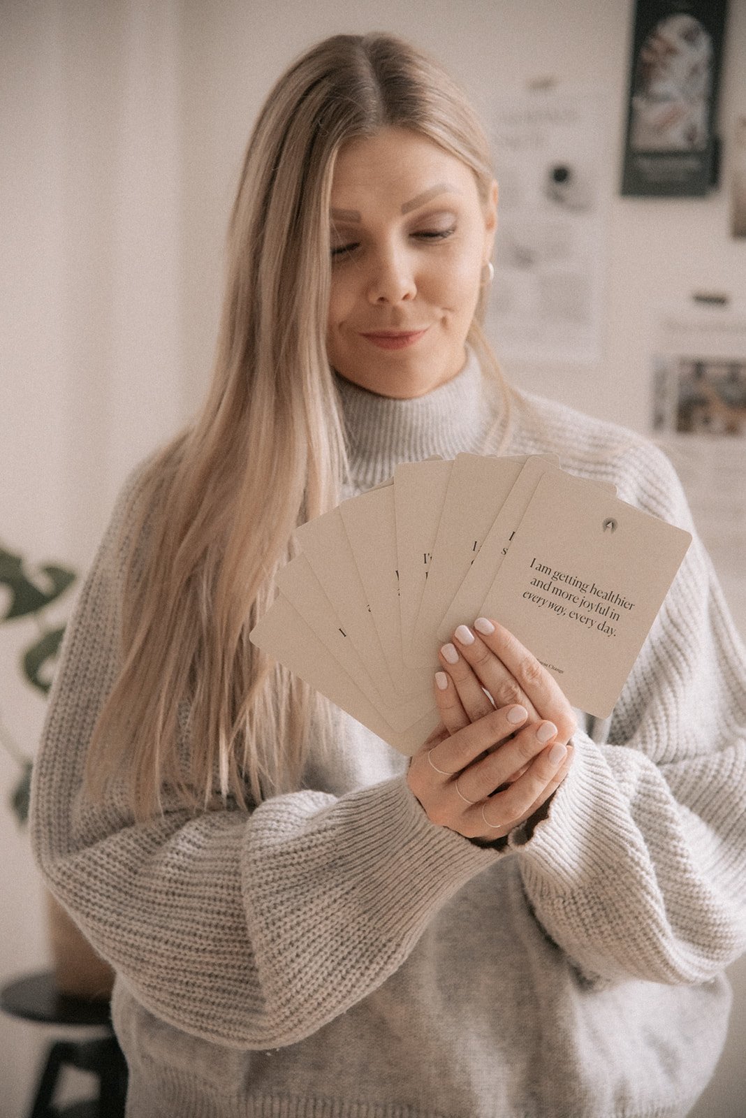 Heartiven brändikuvaus, valmentaja Terhi Lahti pitelee käsissään mietelausekortteja.