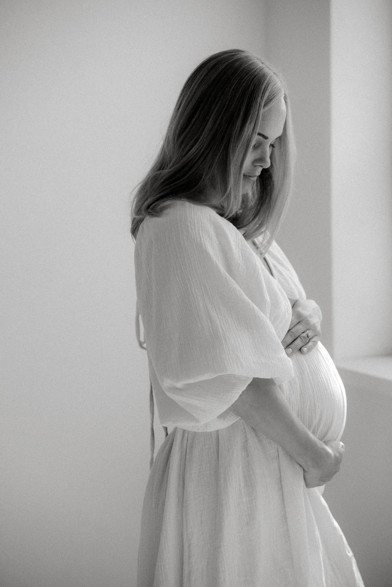 Raskaana oleva odottaja studiokuvassa.