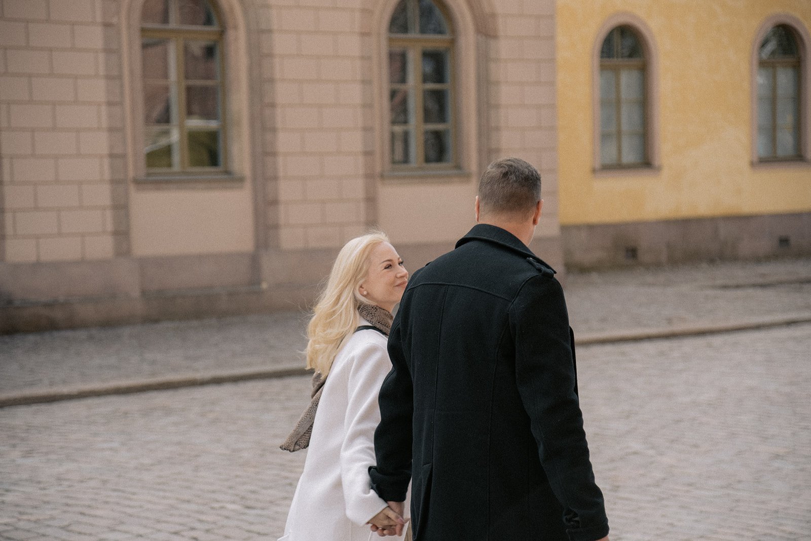 Valokuvaaja Heidi Väisänen ottama pariskuntakuva. Pariskunta kävelee Helsingin kadulla.