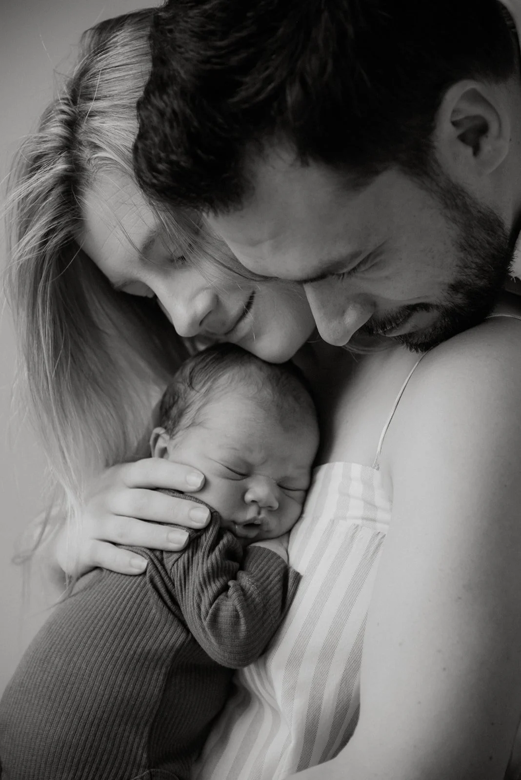 Pieni vauva äidin sylissä rauhallisessa tunnelmassa. Vastasyntyneen kuvaus.