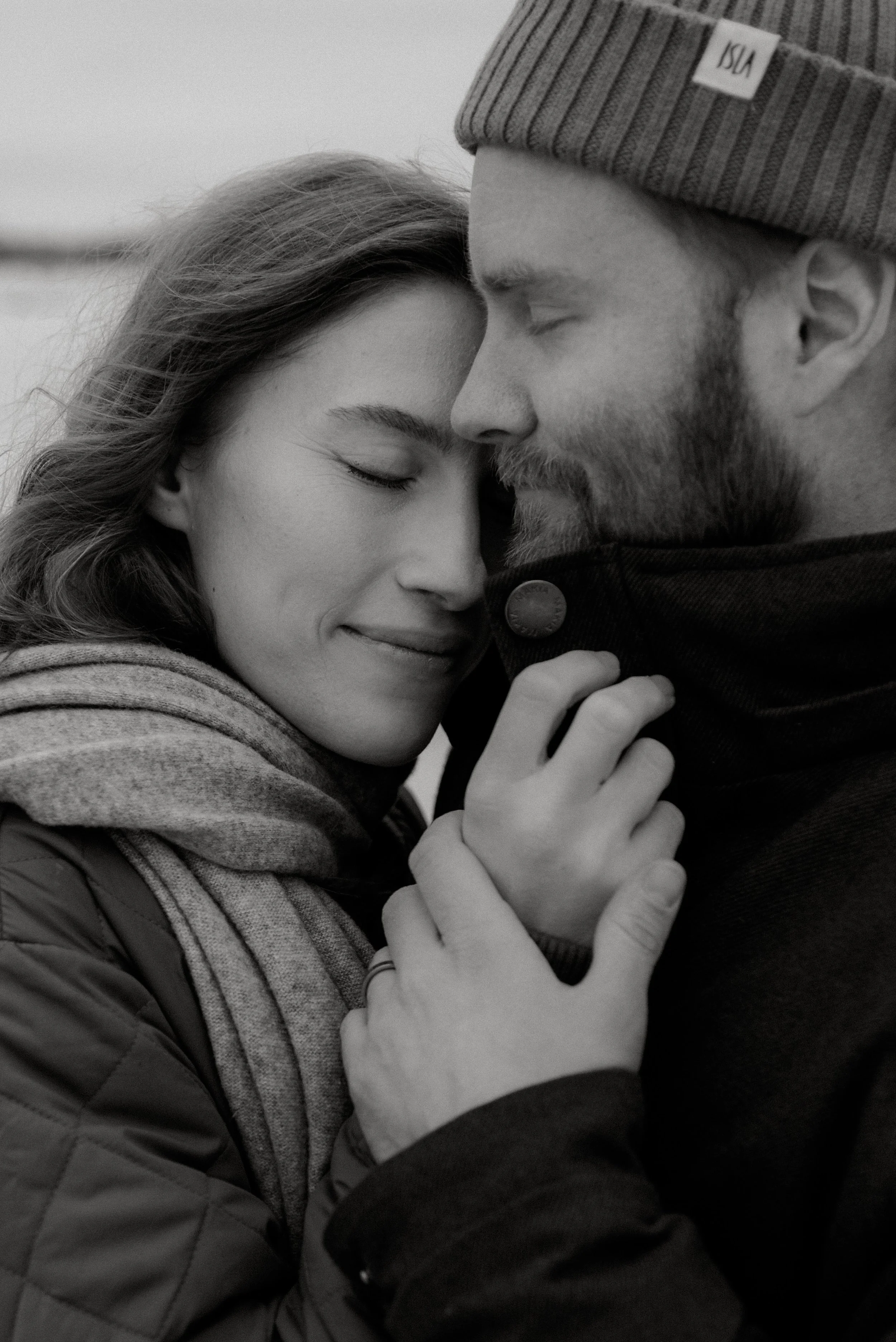 Lähikuva pariskunnasta, joka halaa toisiaan. Pariskuntakuvaus Vantaa.