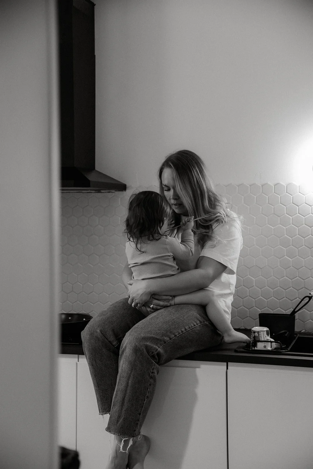 Heidi Väisänen kuvaa perheitä kotona.