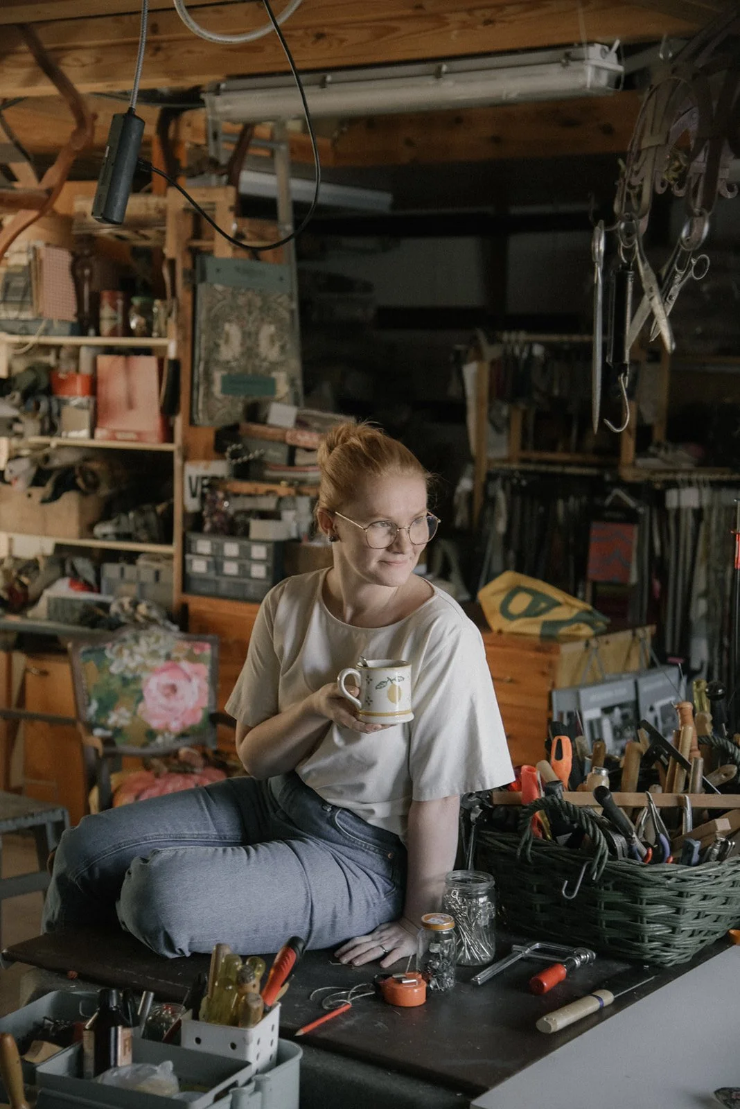 Hymyilevä naisyrittäjä kahvikuppi kädessä. Kuvannut henkilökuvaaja Heidi Väisänen.