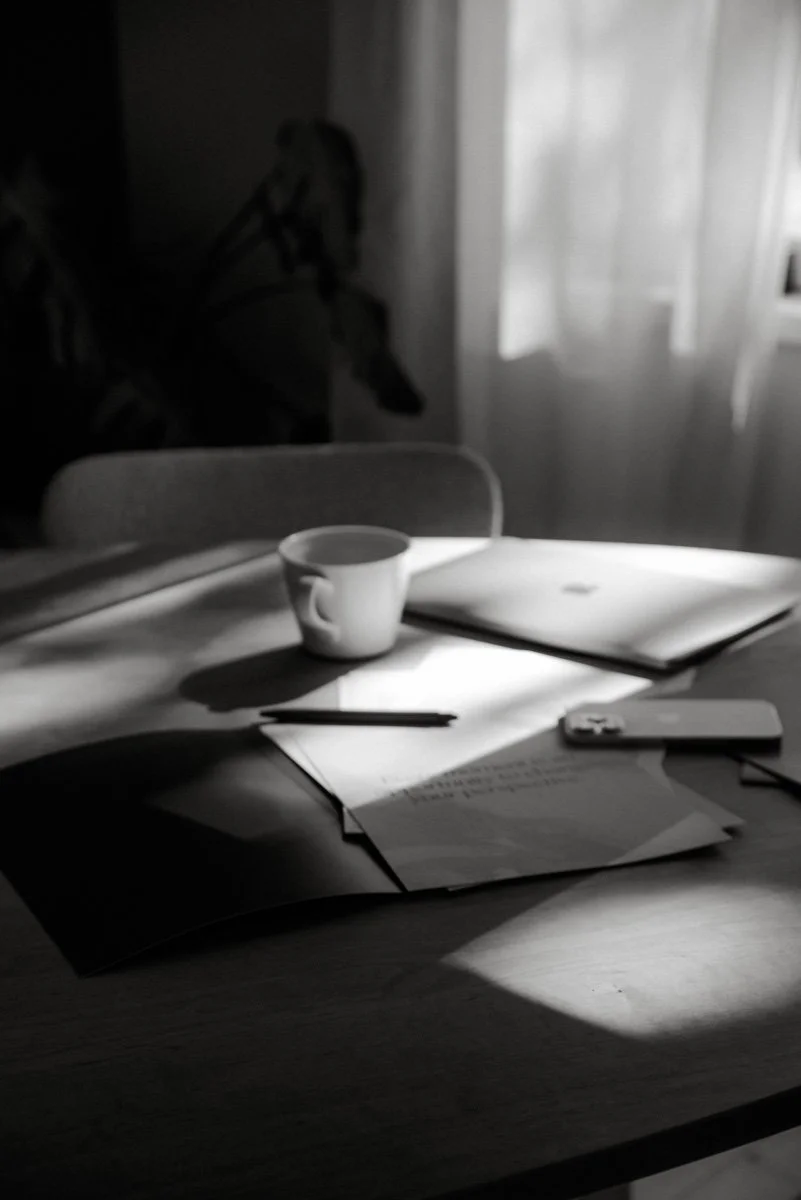 Neam Societyn brändikuvaus, tietokone ja muita työvälineitä pöydällä.