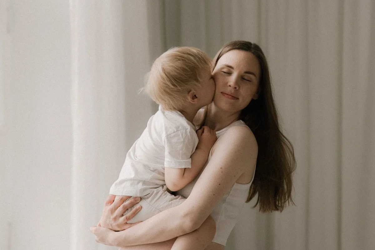 Odotusajankuvaus studiossa harmonisessa tunnelmassa. Kuvan on ottanut raskausajankuvaaja Heidi Väisänen.