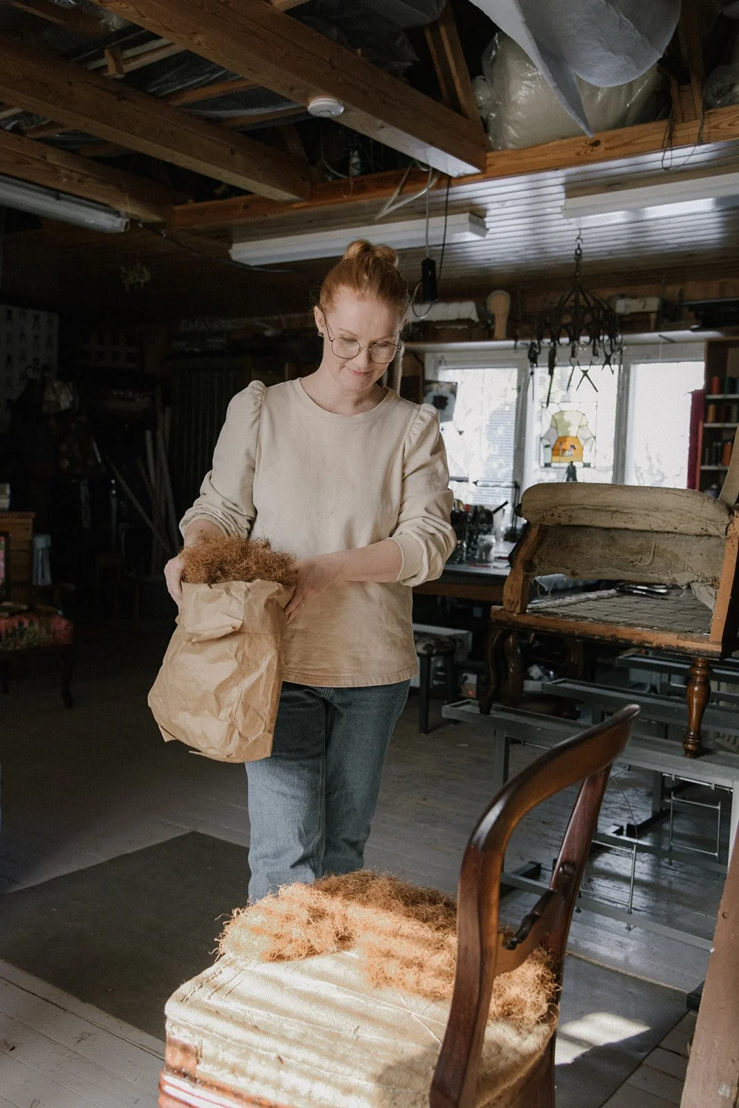 Verhoiluliike Eklundin brändikuvaus, yrittäjä Ida Eklund työssään verhoomolla.