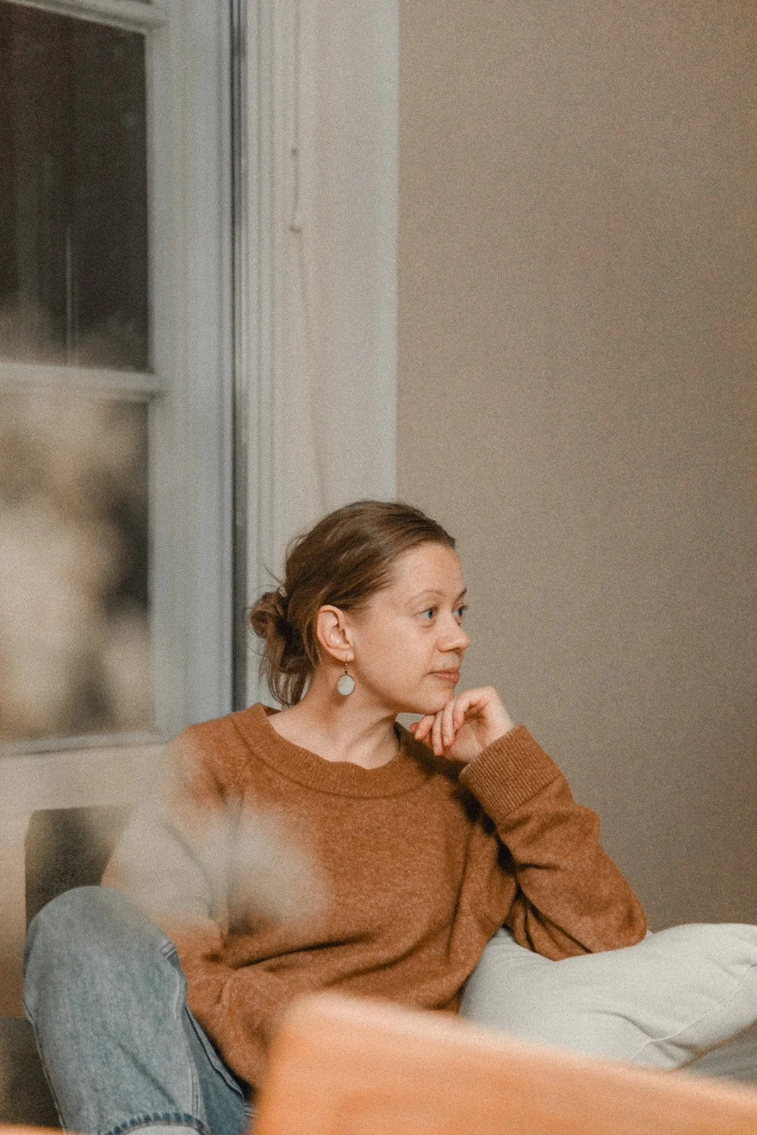 Brändikuvaus sisätiloissa. Kuvattavana Laura Laakso.