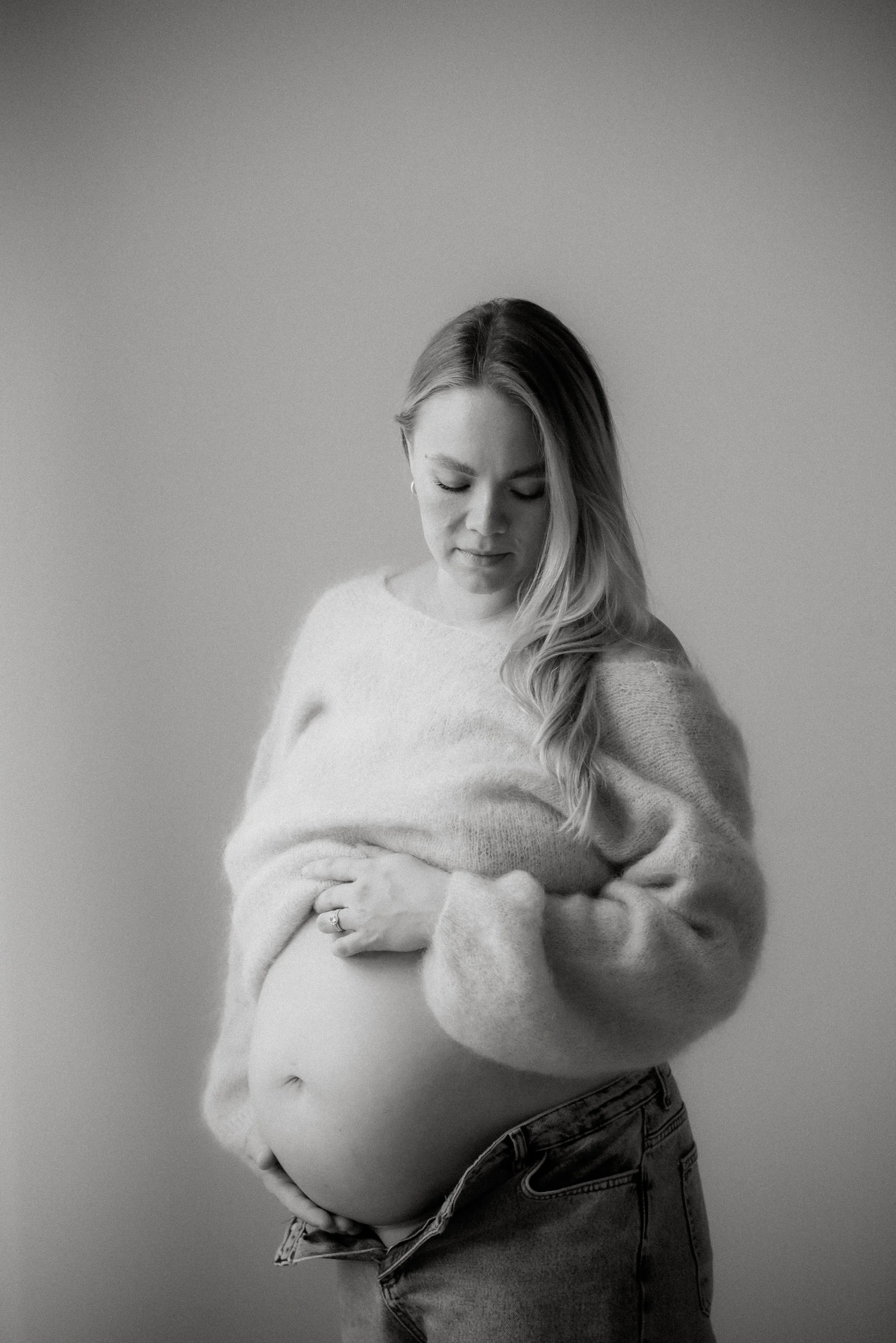 Odotusajankuvausta studiolla pehmeässä valossa.