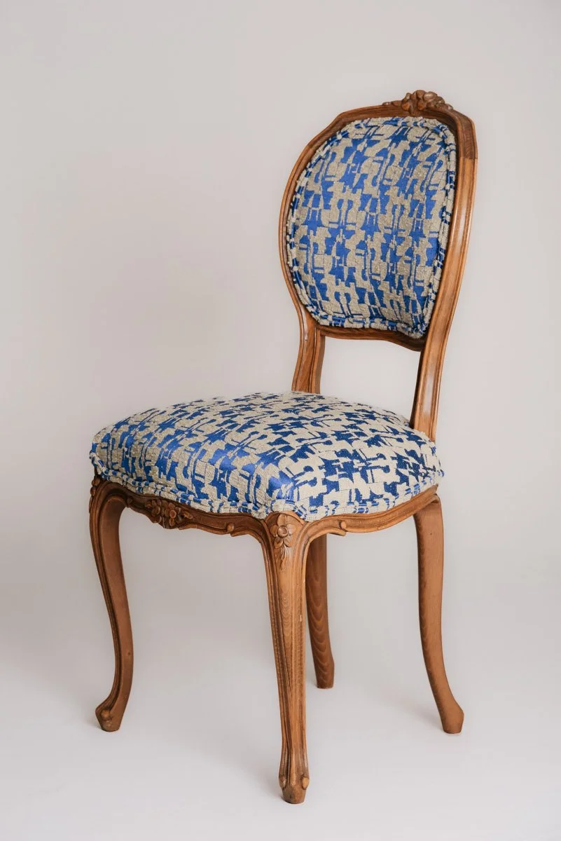 Värikäs verhoiltu tuoli. Tuotekuva Verhoomo Vanhan Viehätykselle.