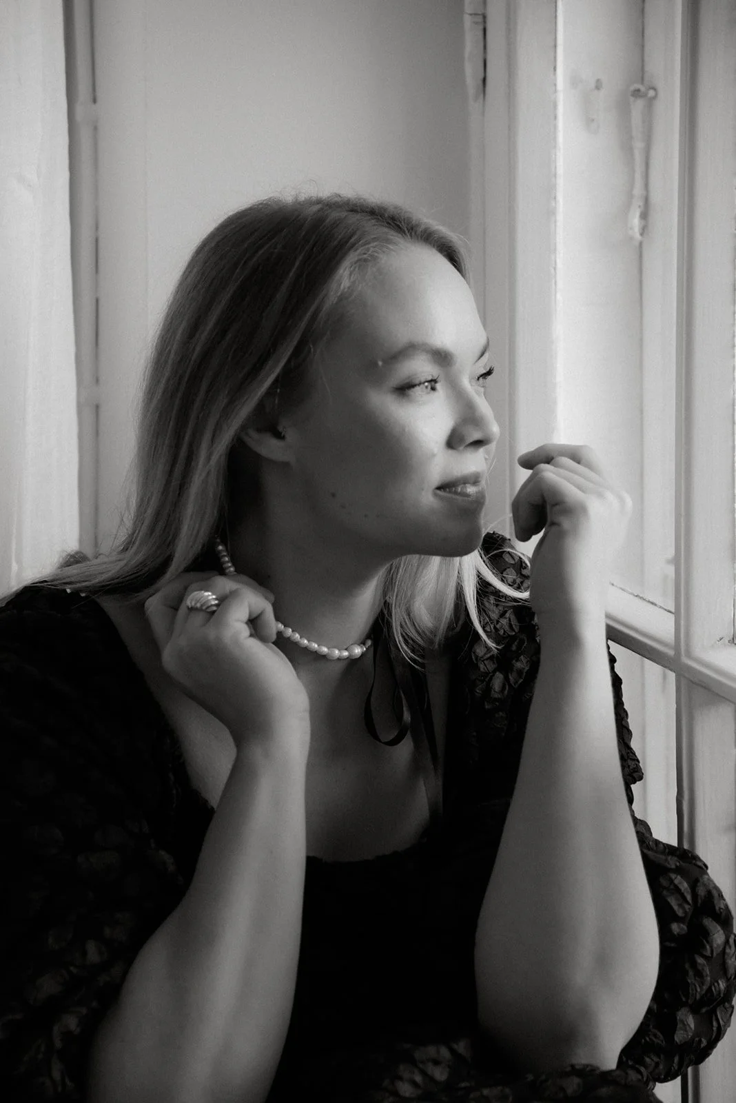 Mustavalkoinen muotokuva naisyrittäjästä.