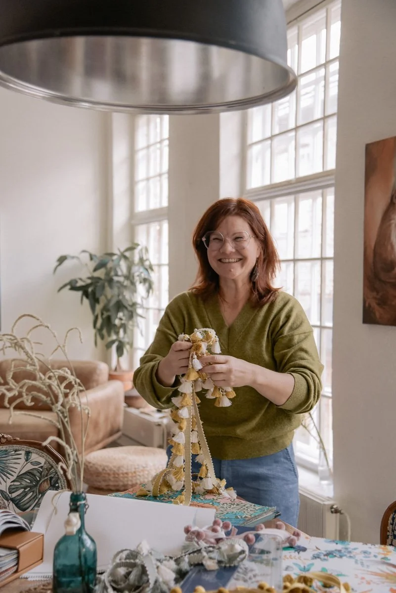 Verhoomo Vanhan Viehätys yrityskuvaus, naisyrittäjä Virve Taljavirta katsoo hymyillen kameraan ja pitelee käsissään työvälineitään.