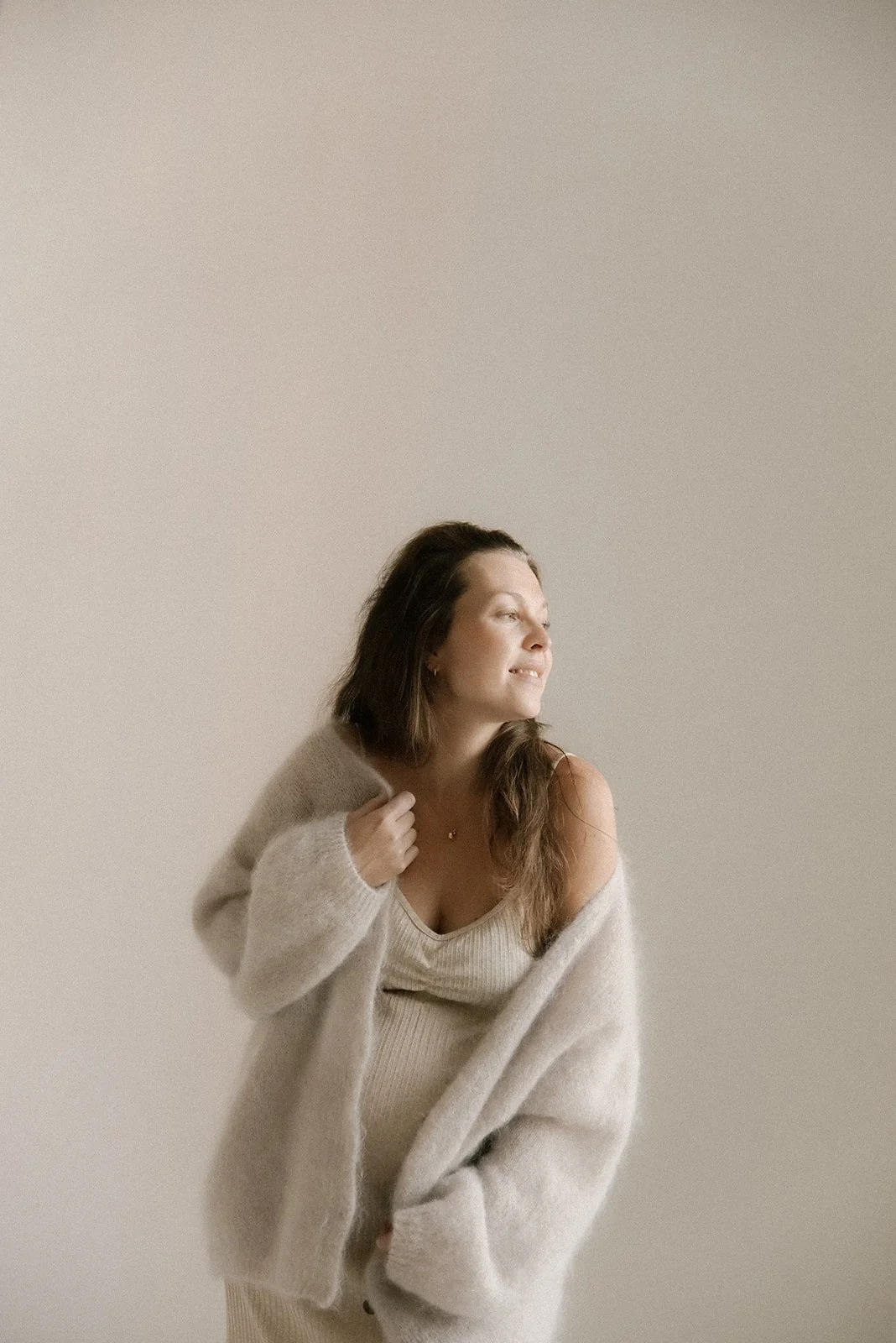 Harmoninen potretti odottavasta äidistä. Kuvan on ottanut raskausajankuvaaja Heidi Väisänen.