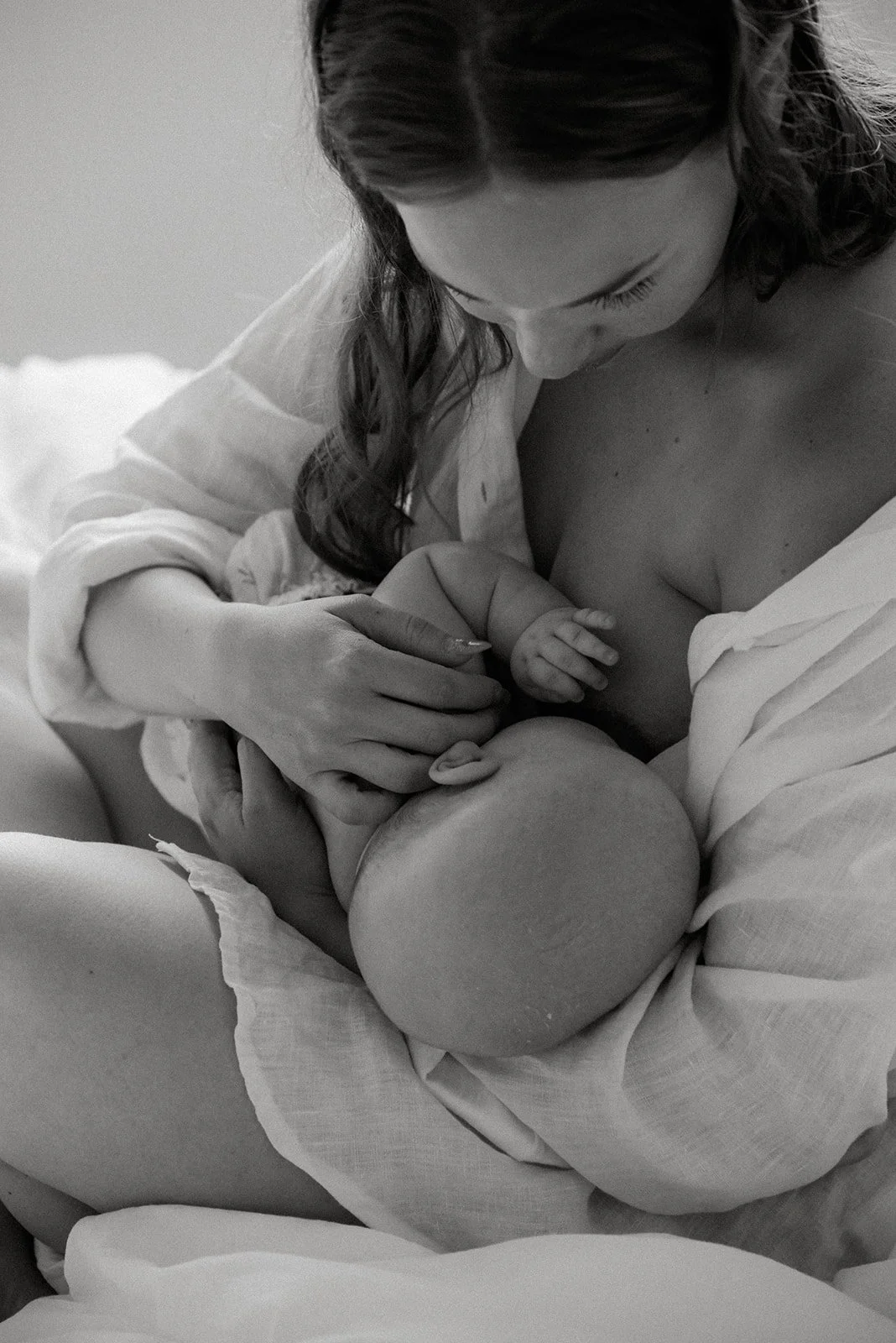 Vauvakuvaus, äidin herkkä imetyshetki vauvalle.