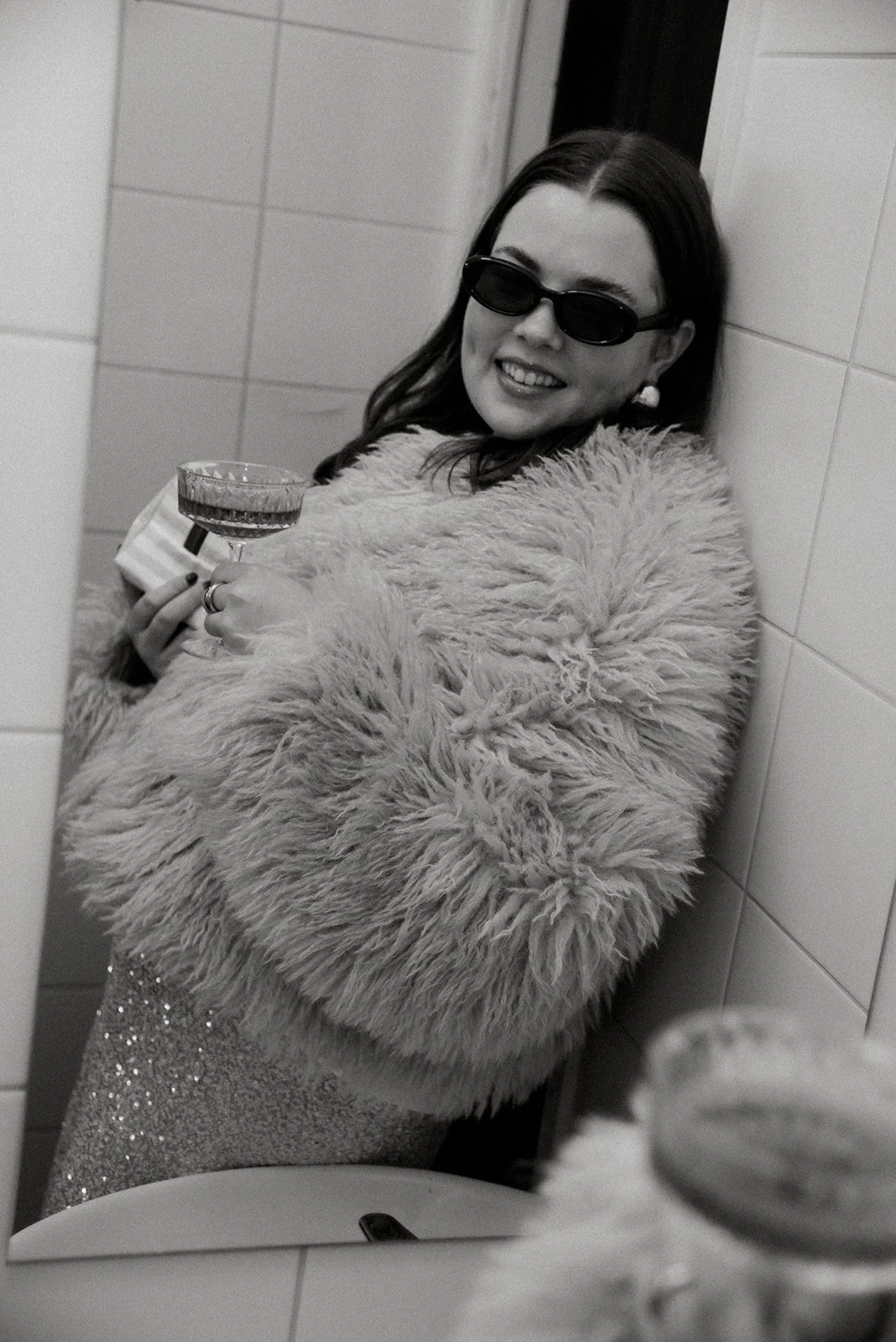 Mustavalkoinen kuva Edlan yrittäjästä peilin kautta kuvattuna. Kuvannut henkilökuvaaja Heidi Väisänen.