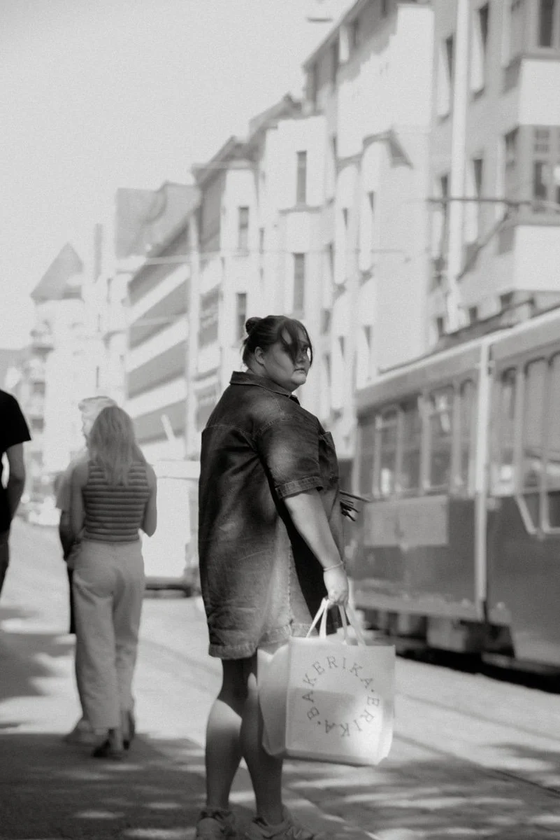 Kaupunkimiljöössä toteutetut brändikuvat. Bakerikan yrittäjä seisoo kadulla brändikassi kädessään. Kuvannut henkilökuvaaja Heidi Väisänen.