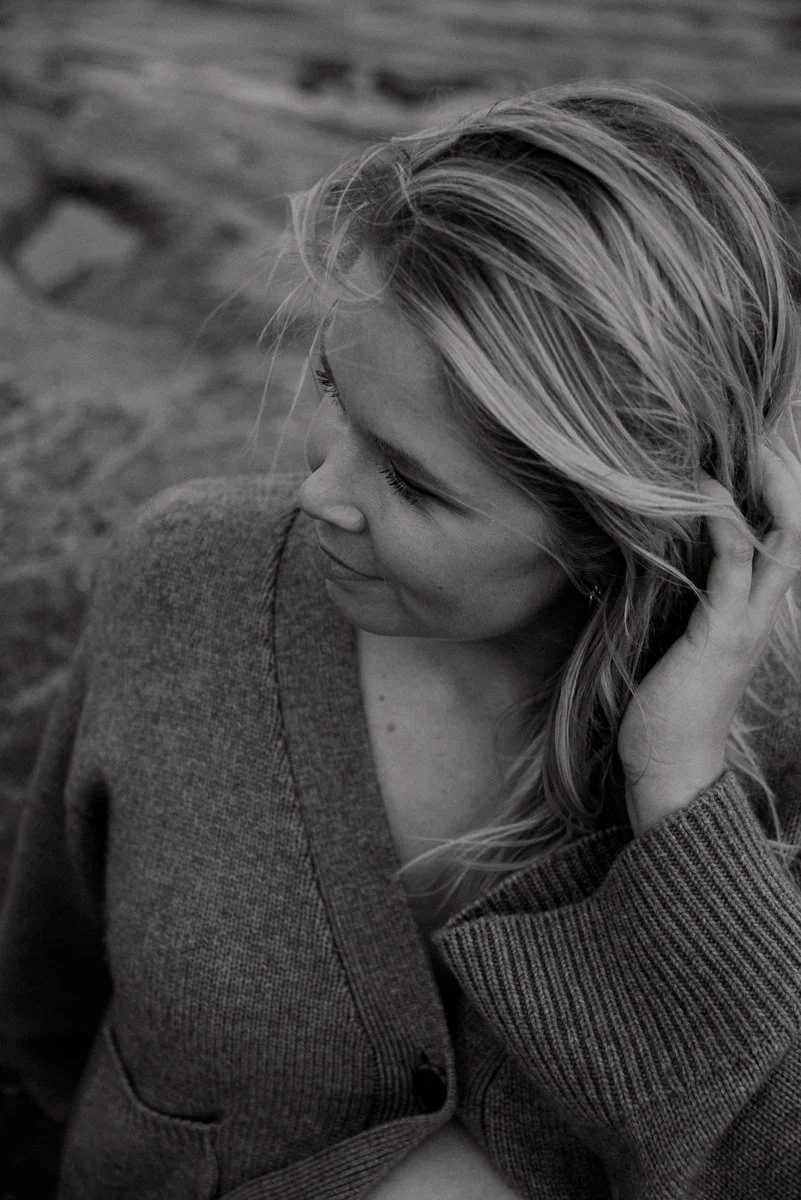 Odottava äiti mustavalkoisessa potretissa.