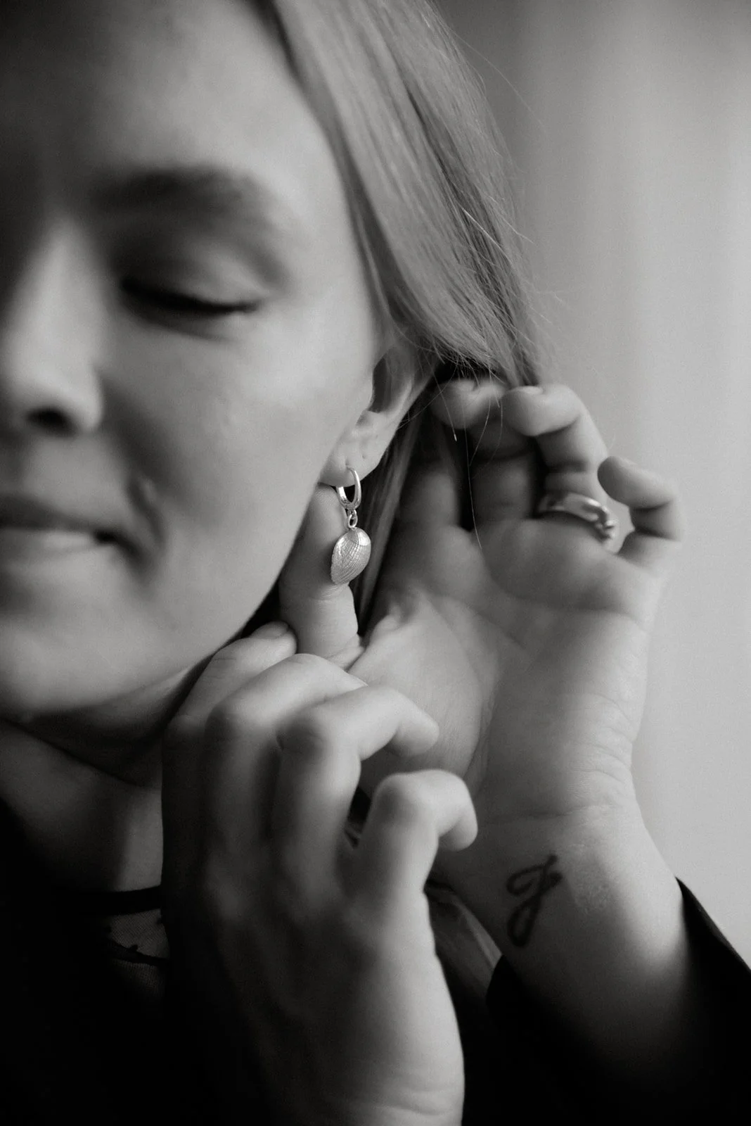 Yrityskuvaukset luonnon valossa studiolla. Kuvassa Jemilia Design koruja. 