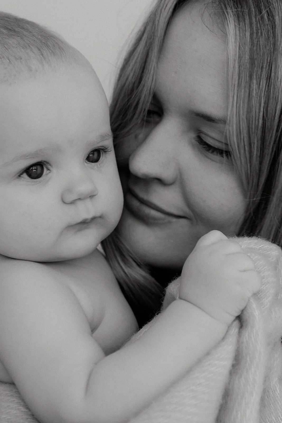 Lähikuvassa lapsi ja äiti. Kuvannut Heidi Väisänen.