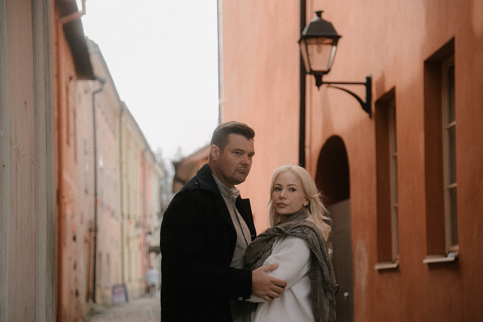 Pariskunta keskellä värikkäitä taloja kaupunkimiljöössä. Pariskuntakuvaus Helsinki.