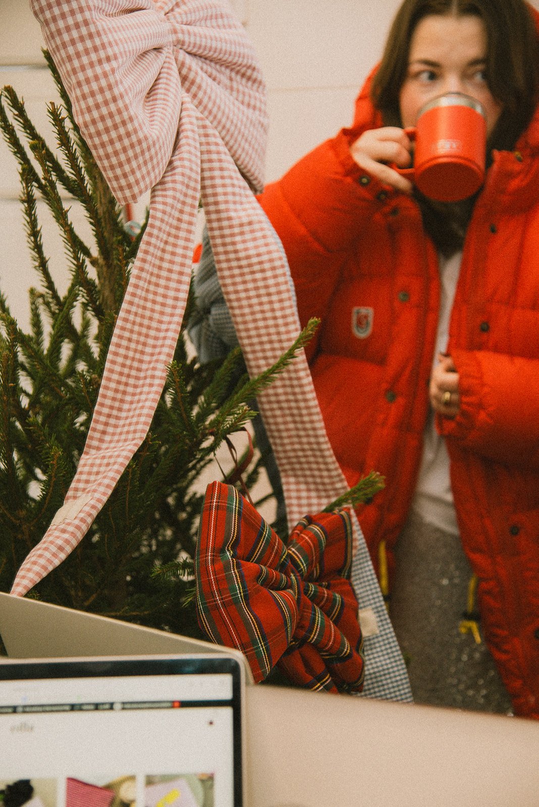 Edlan yrittäjä jouluteemaisessa brändikuvassa juomassa kaakaota.