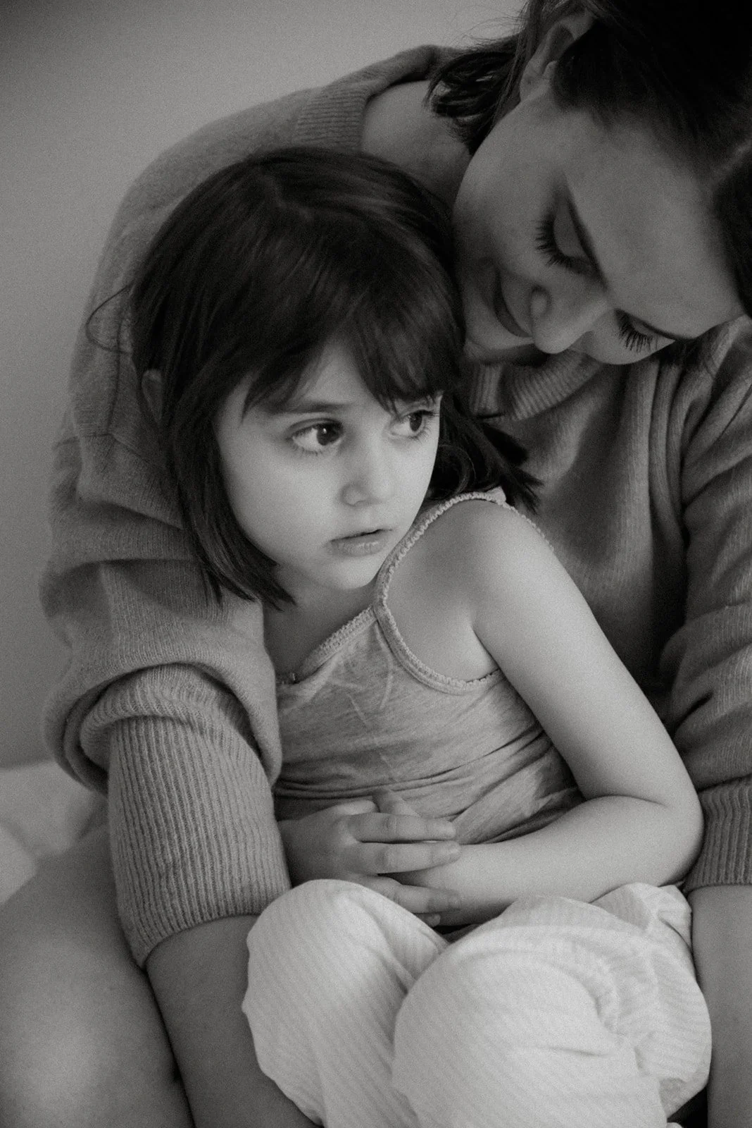 Äidin hellä halaus tyttärelleen. Perhekuvaus Helsinki.