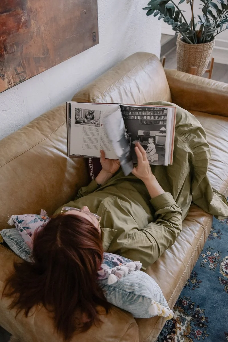 Verhoomoyrittäjä Virve Taljavirta lukee kirjaa sohvalla. Kuvannut brändikuvaaja Heidi Väisänen.