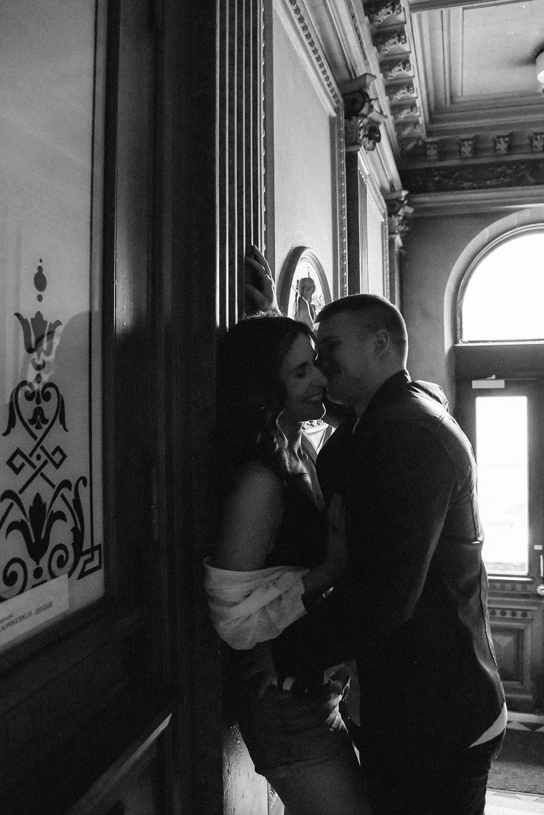 Heidi Väisäsen kuvaama rakastunut pariskunta porraskäytävässä.