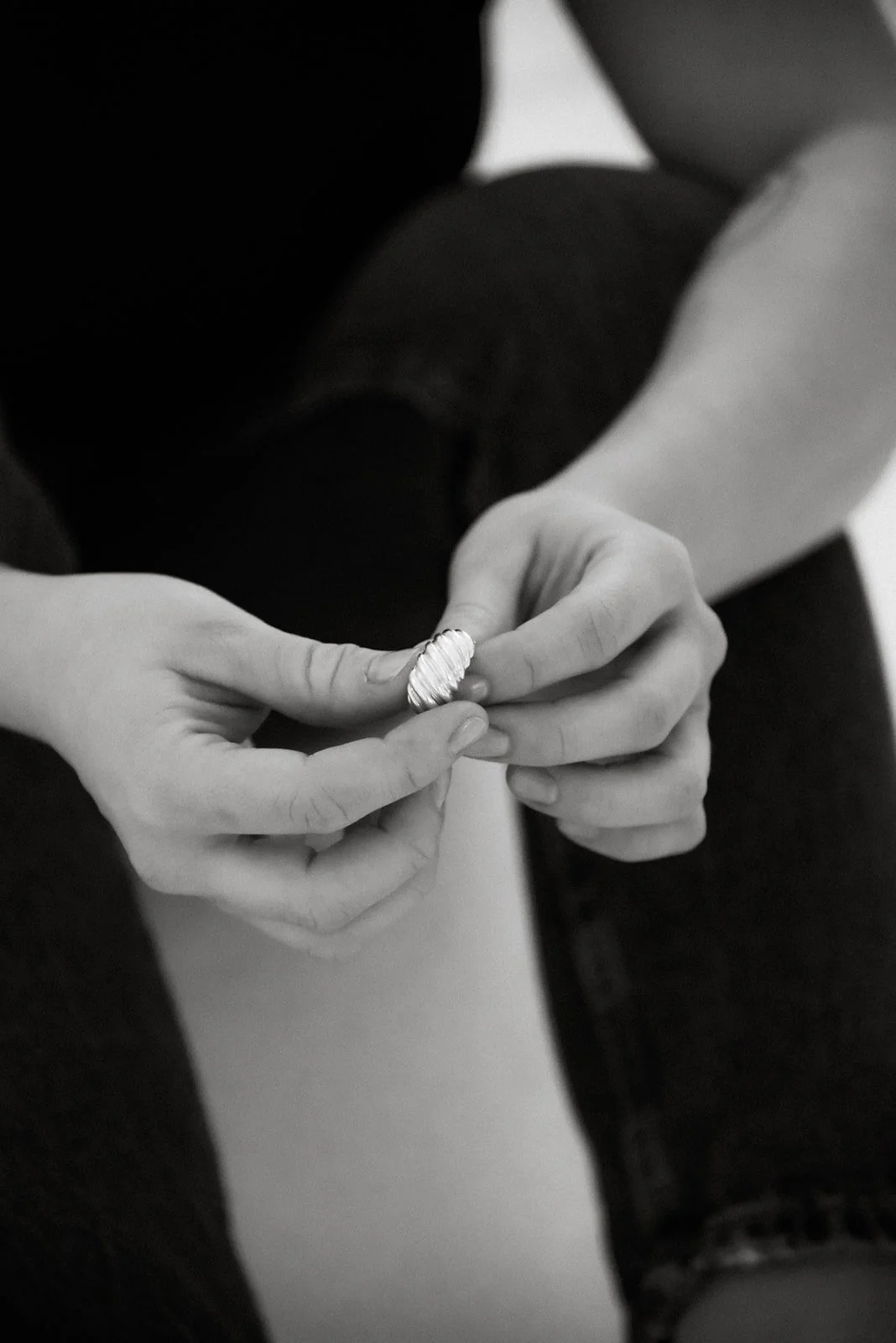 Seesteinen tuotekuva, jossa yrittäjä pitelee käsissään kaunista hopeasormusta.