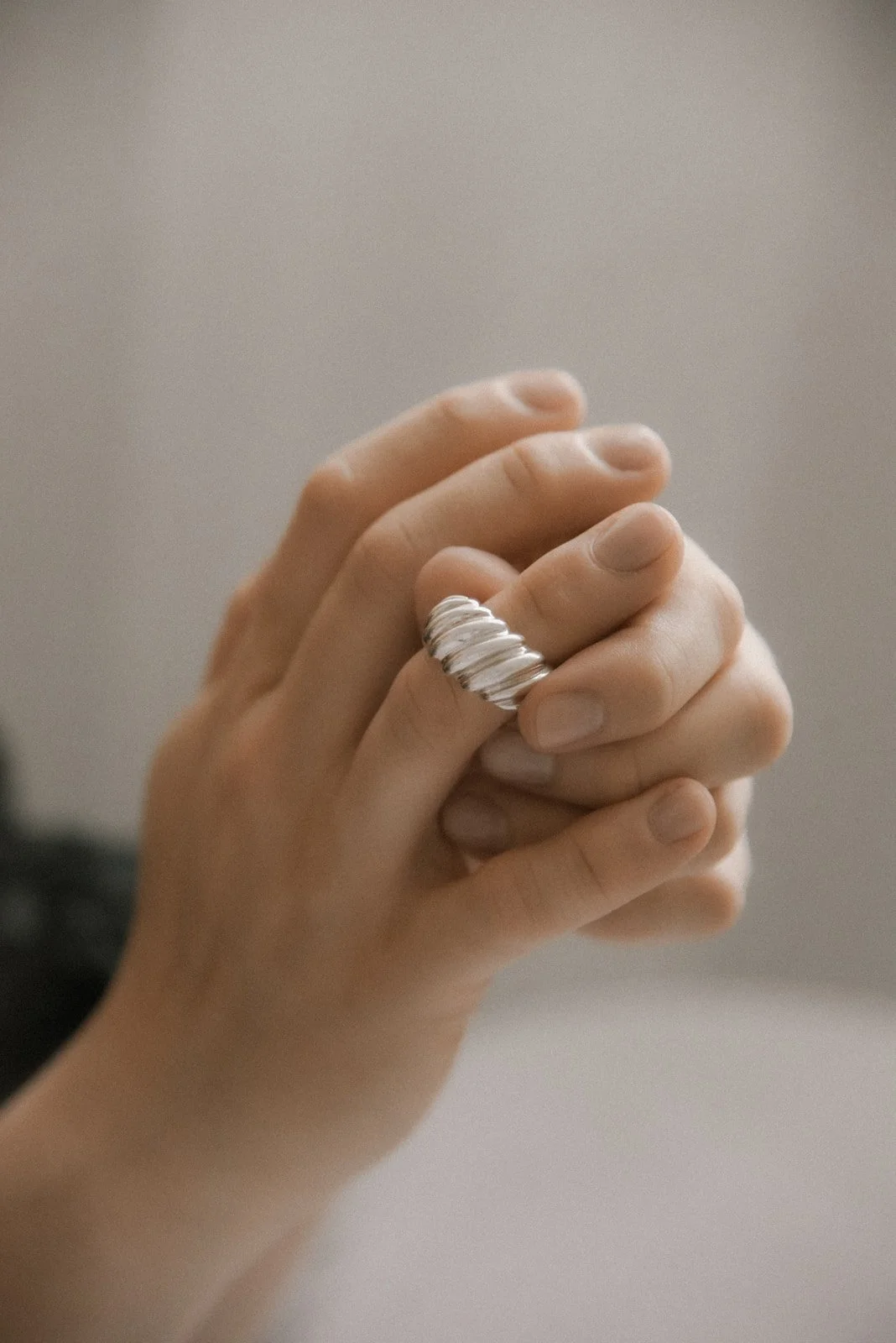 Tuotekuvaus, nainen asettelee sormusta sormeen.